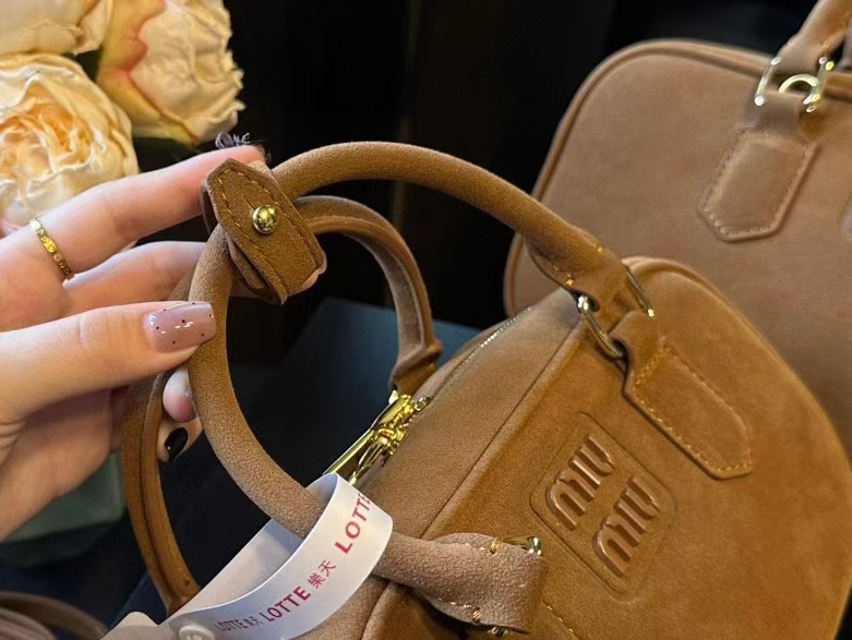 M1UM1U シンプルボウリングハンドバッグ【 50％割引+送料無料】