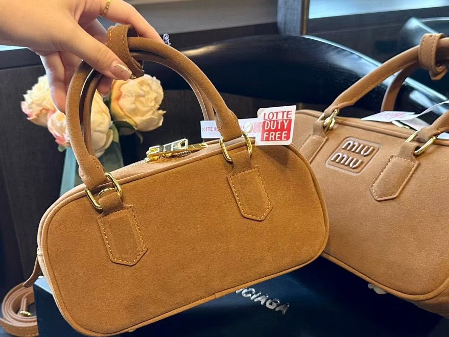 M1UM1U シンプルボウリングハンドバッグ【 50％割引+送料無料】