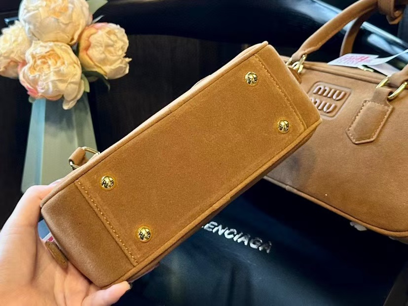 M1UM1U シンプルボウリングハンドバッグ【 50％割引+送料無料】