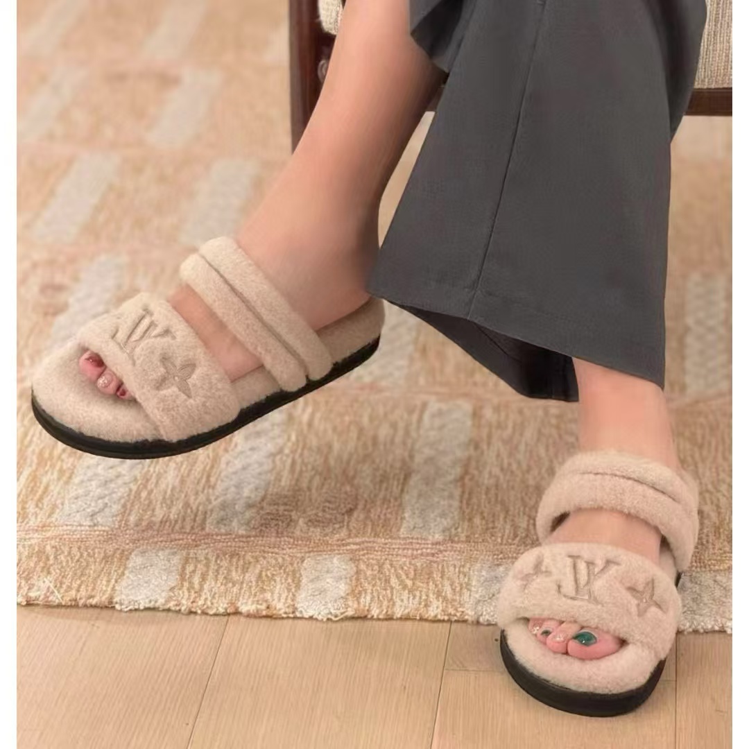 LV 高品質四つ葉のクローバーぬいぐるみスリッパ【50％割引+送料無料】
