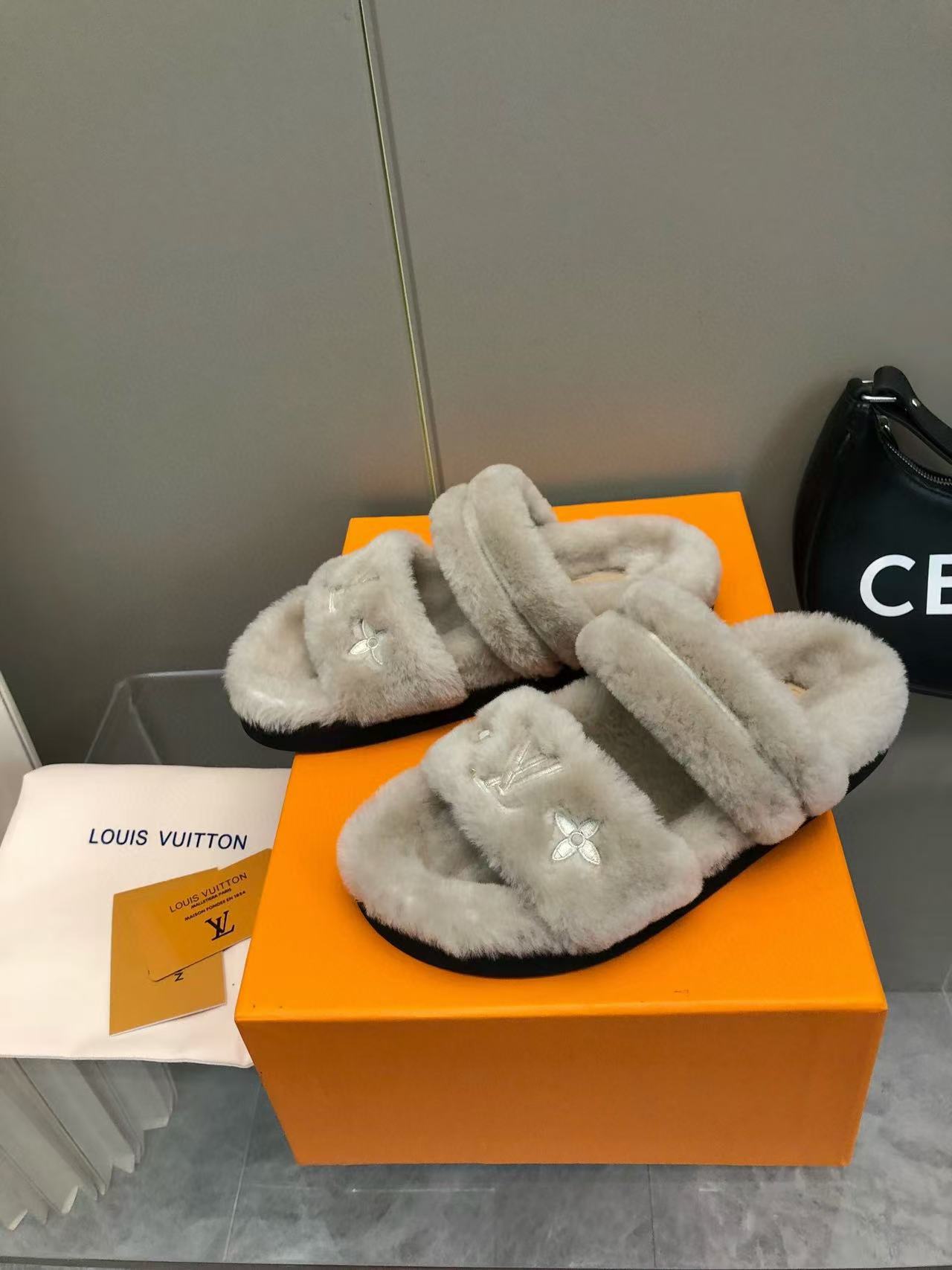 LV 高品質四つ葉のクローバーぬいぐるみスリッパ【50％割引+送料無料】