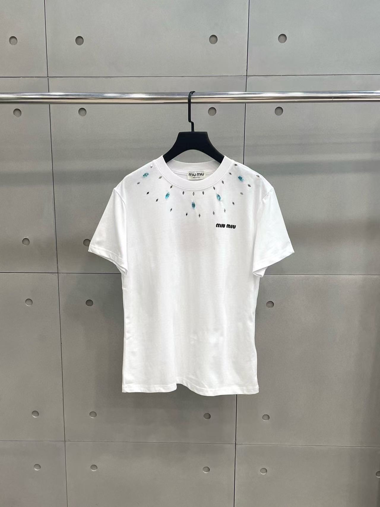 M1UM1U 水滴ダイヤ立体文字柄Tシャツ【50％割引+送料無料】