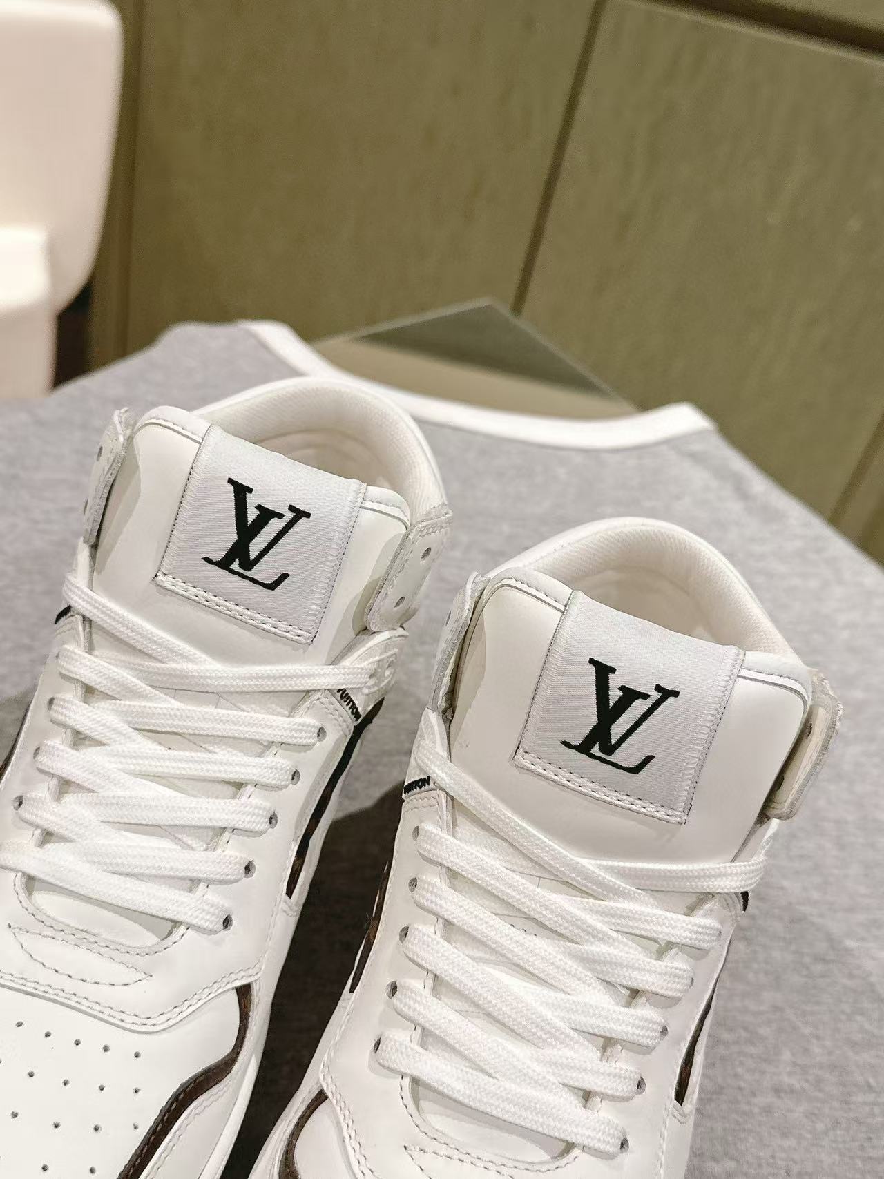 LV高品質ハイトップスニーカー【50％割引+送料無料】