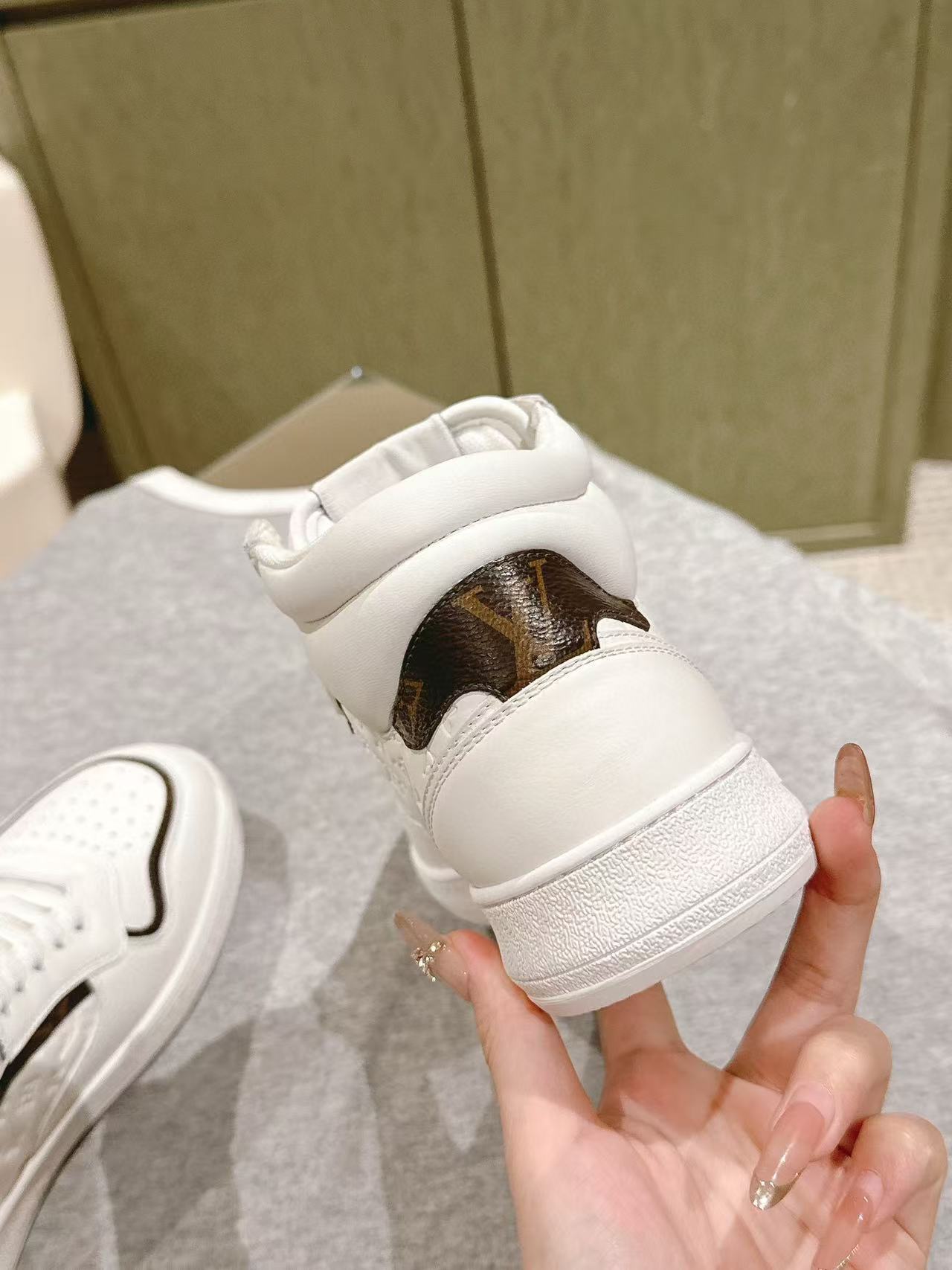 LV高品質ハイトップスニーカー【50％割引+送料無料】