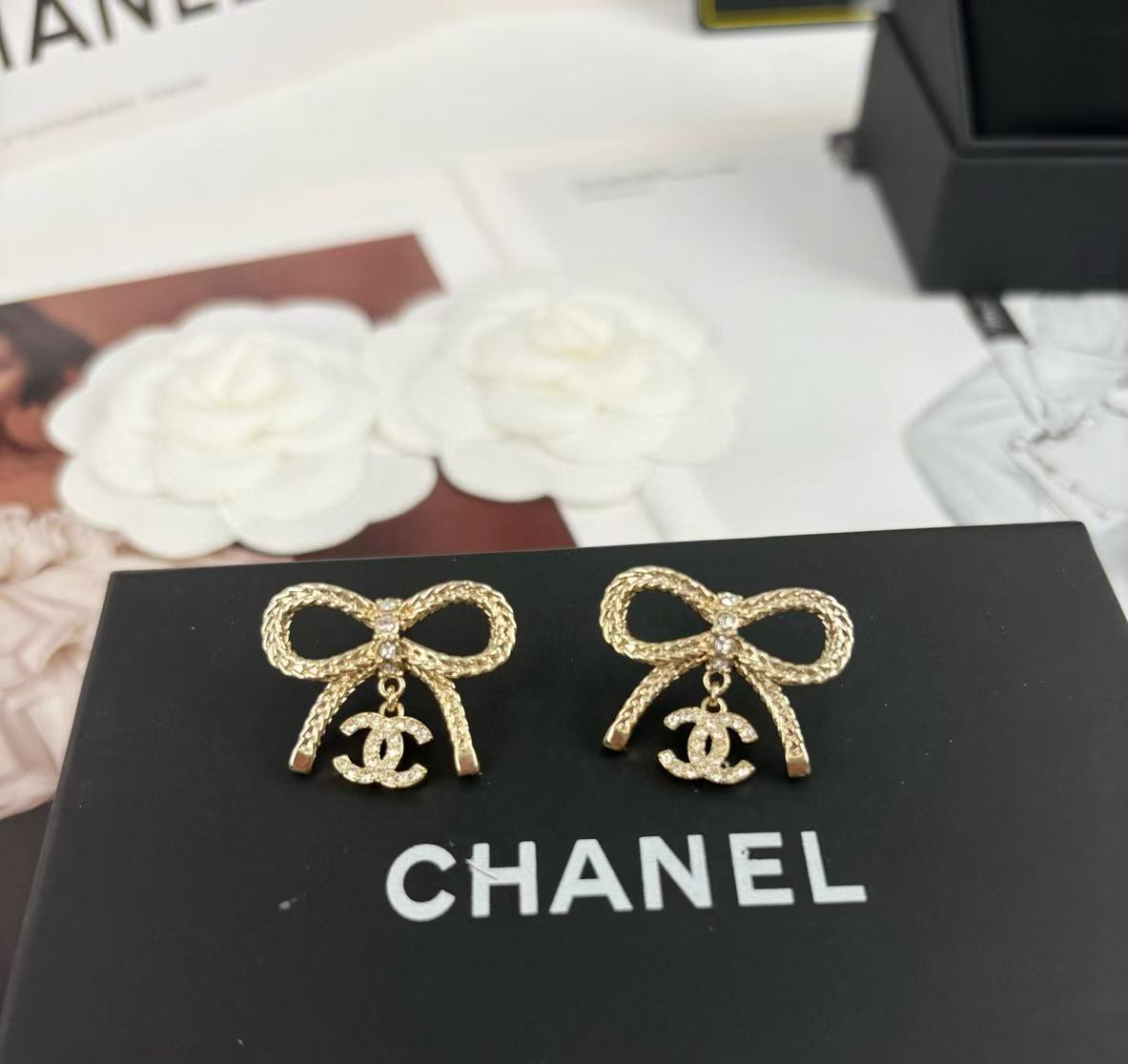 CHANE1 ボウ ライトゴールド ダブル C フル ダイヤモンド ピアス【50％割引+送料無料】