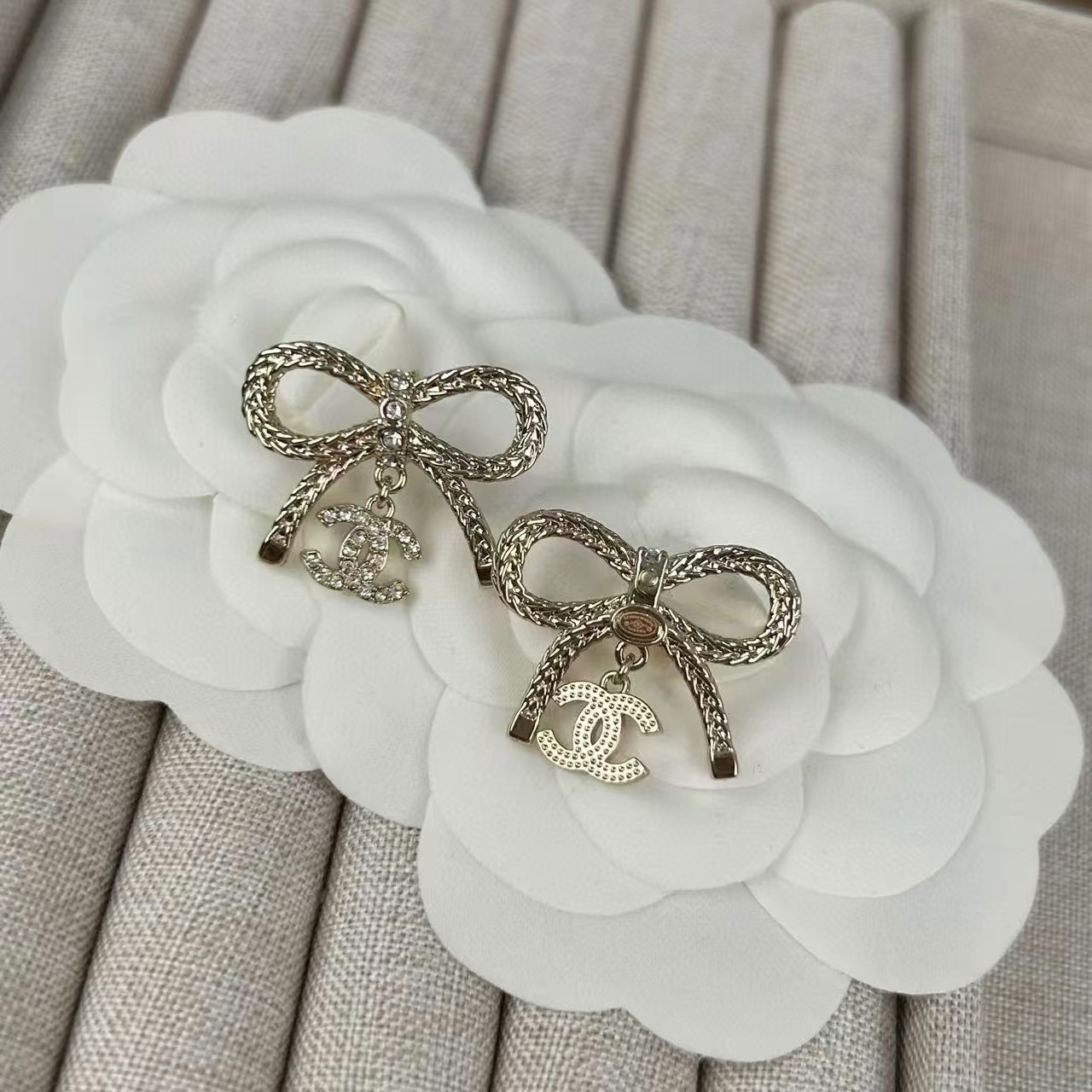 CHANE1 ボウ ライトゴールド ダブル C フル ダイヤモンド ピアス【50％割引+送料無料】