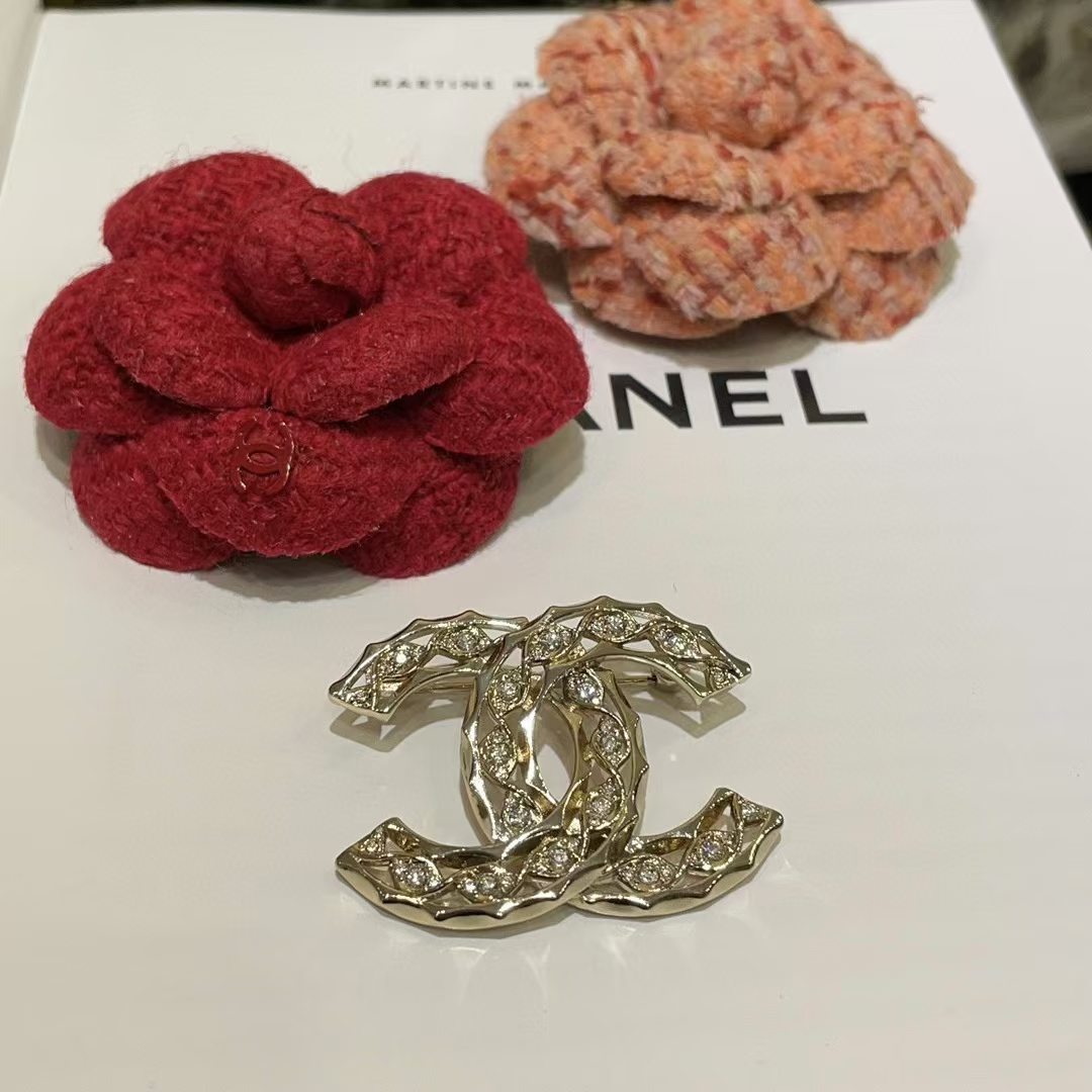 CHANE1 中空ラインストーン ダブル C ブローチ【50％割引+送料無料】