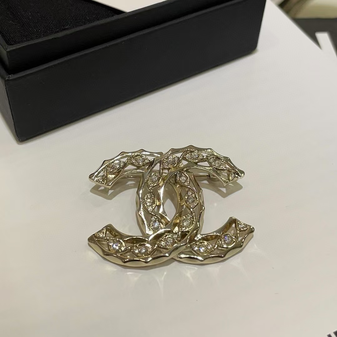 CHANE1 中空ラインストーン ダブル C ブローチ【50％割引+送料無料】