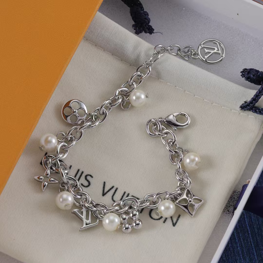 LV 四つ葉のクローバー パール ブレスレット【50％割引+送料無料】