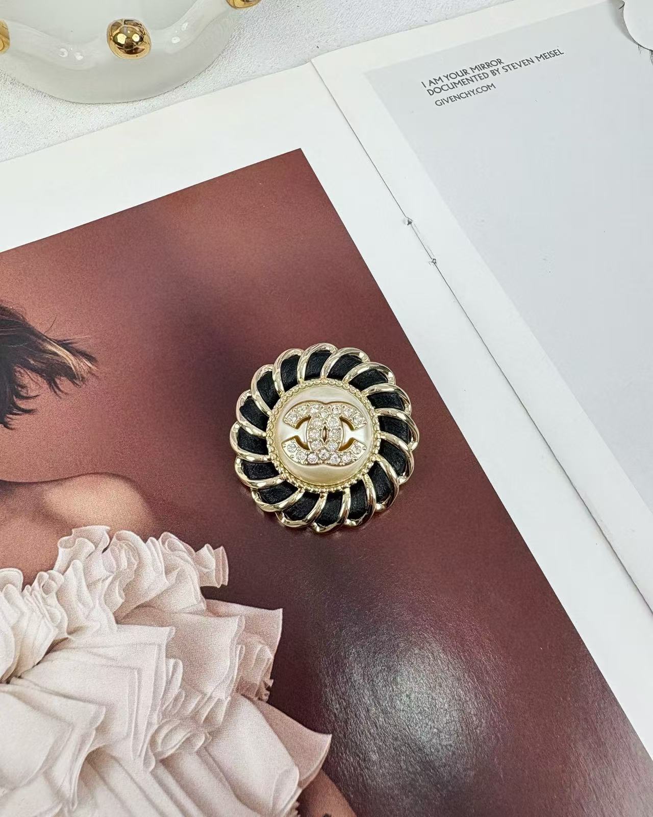 CHANE1ボタン ラウンドパールブローチ【50％割引+送料無料】