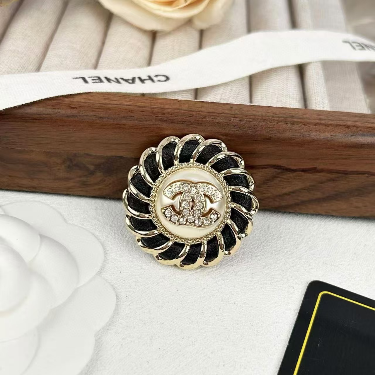 CHANE1ボタン ラウンドパールブローチ【50％割引+送料無料】