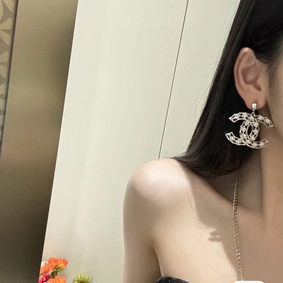 CHANE124B ライトゴールド中空ラインストーン ダブル C スタッド ピアス【50％割引+送料無料】