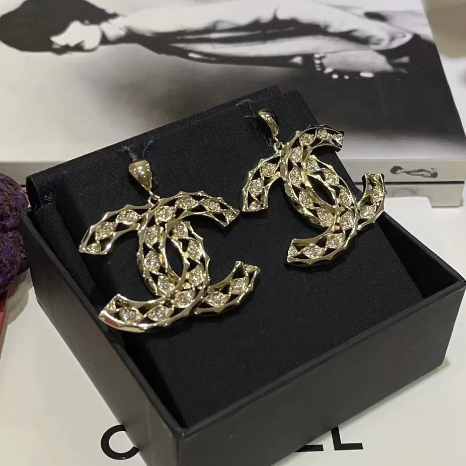 CHANE124B ライトゴールド中空ラインストーン ダブル C スタッド ピアス【50％割引+送料無料】