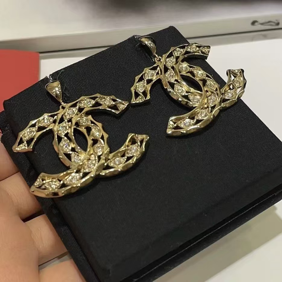 CHANE124B ライトゴールド中空ラインストーン ダブル C スタッド ピアス【50％割引+送料無料】