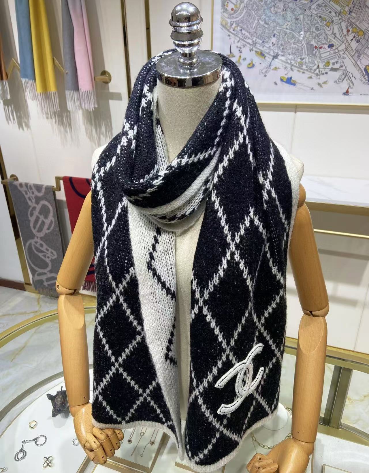 CHANE1 大きなロゴ白黒配色ウールスカーフ【50％割引+送料無料】