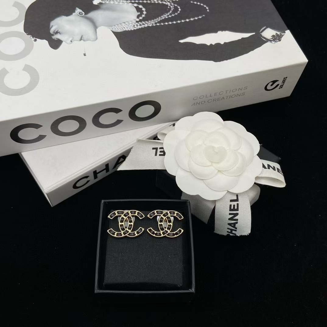 CHANE1 レザー ダブル C ロゴ スタッド ピアス【50％割引+送料無料】