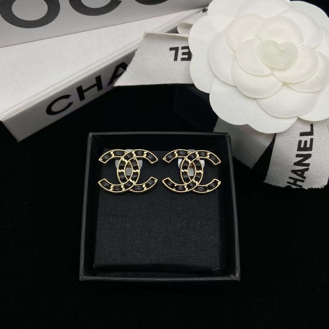 CHANE1 レザー ダブル C ロゴ スタッド ピアス【50％割引+送料無料】