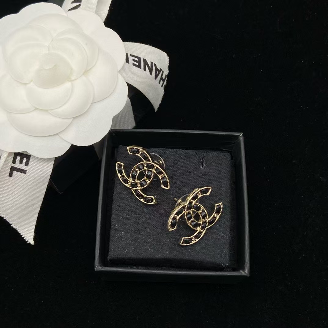 CHANE1 レザー ダブル C ロゴ スタッド ピアス【50％割引+送料無料】