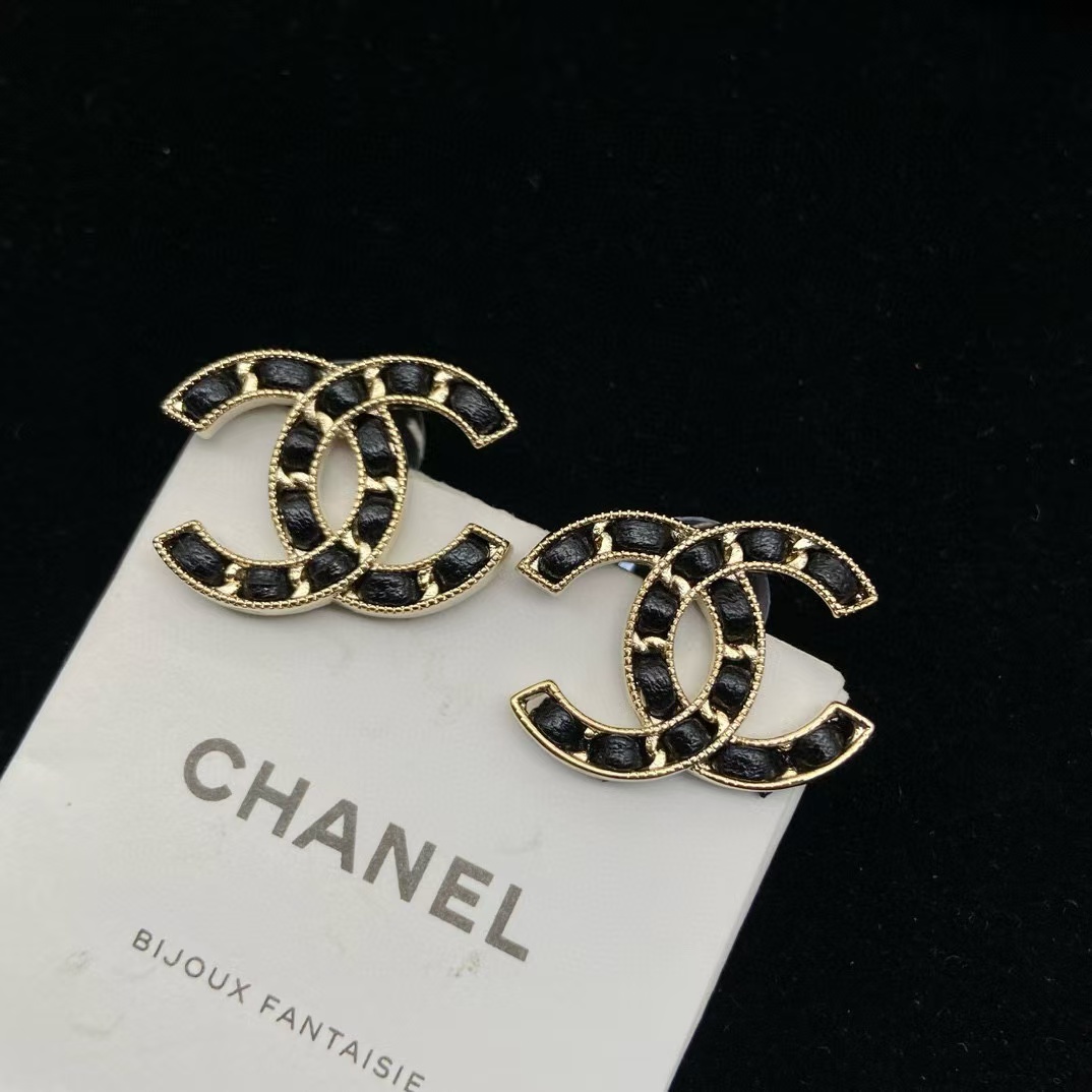 CHANE1 レザー ダブル C ロゴ スタッド ピアス【50％割引+送料無料】