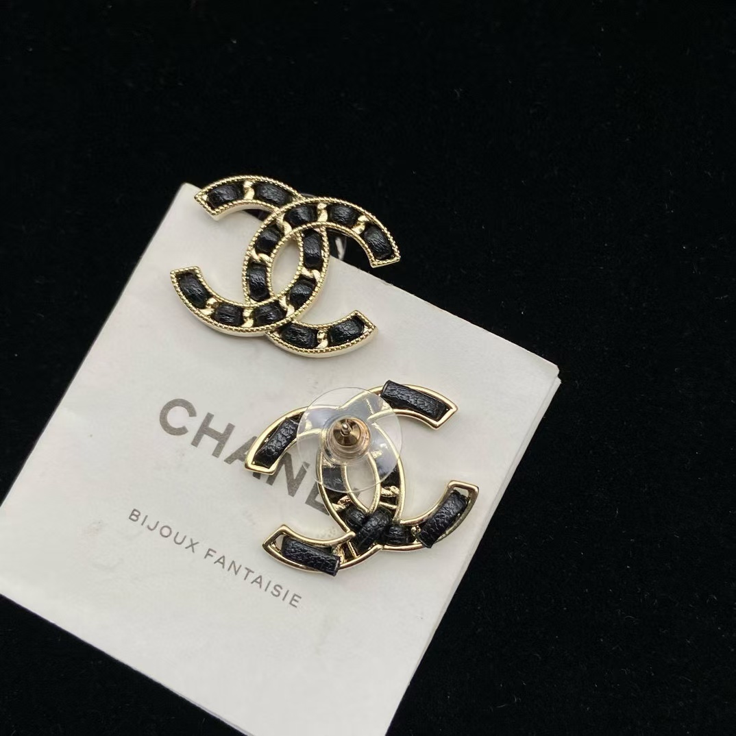 CHANE1 レザー ダブル C ロゴ スタッド ピアス【50％割引+送料無料】