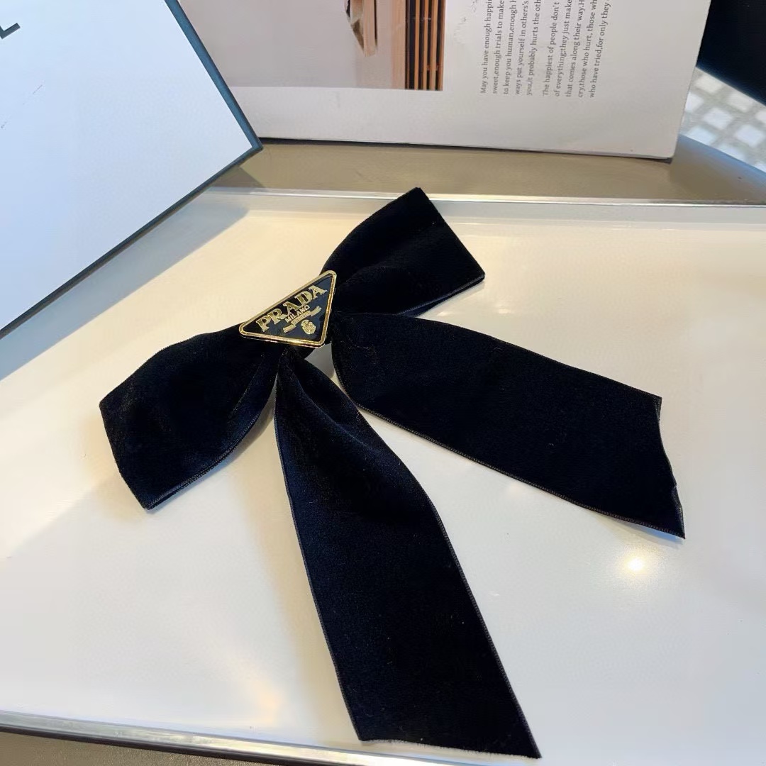 PR4DA ベルベット トライアングル ロゴ ヘアクリップ【50％割引+送料無料】