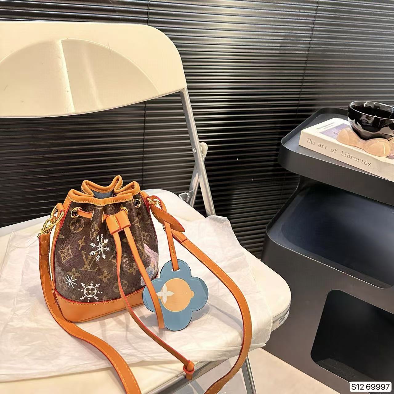 LV 老眼 スノーフレーク バケット バッグ【50％割引+送料無料】