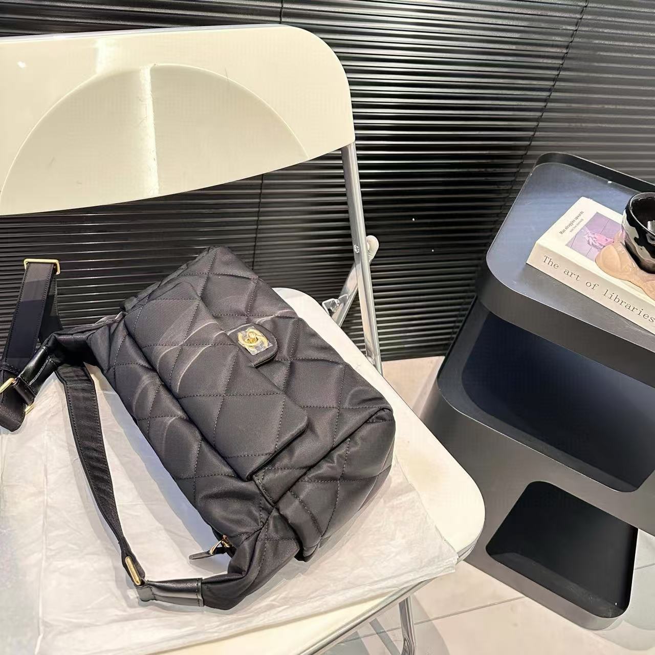 CHANE1 ナイロン ショルダー クロスボディバッグ【50％割引+送料無料】