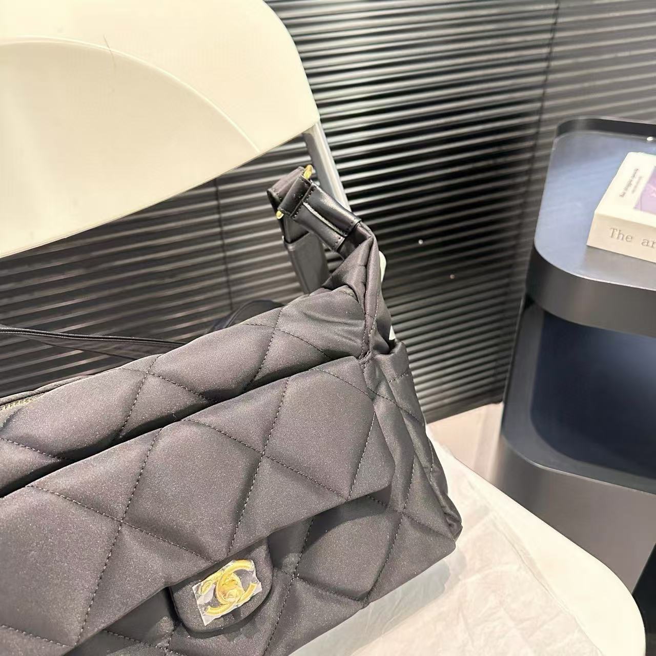 CHANE1 ナイロン ショルダー クロスボディバッグ【50％割引+送料無料】