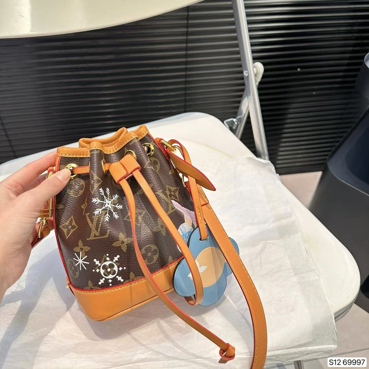 LV 老眼 スノーフレーク バケット バッグ【50％割引+送料無料】