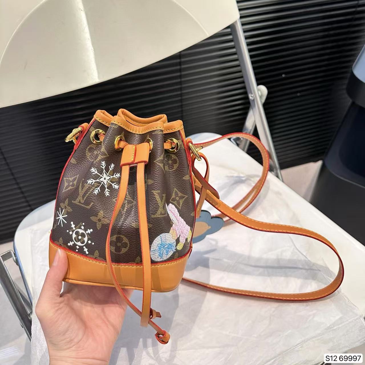 LV 老眼 スノーフレーク バケット バッグ【50％割引+送料無料】