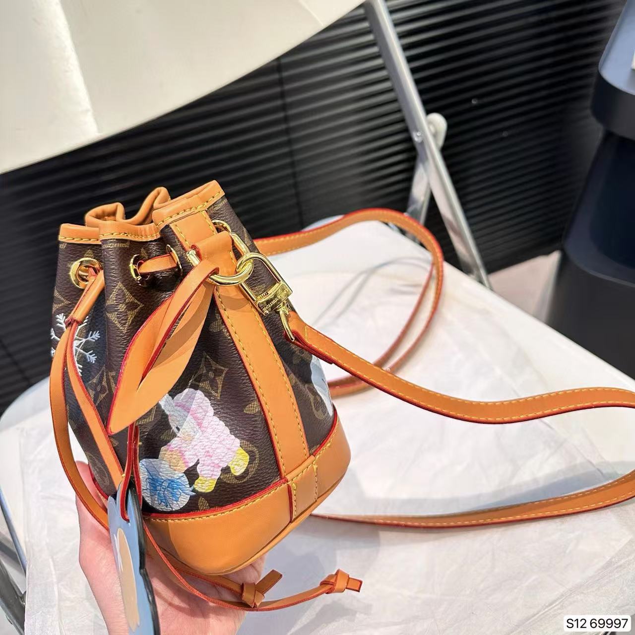 LV 老眼 スノーフレーク バケット バッグ【50％割引+送料無料】