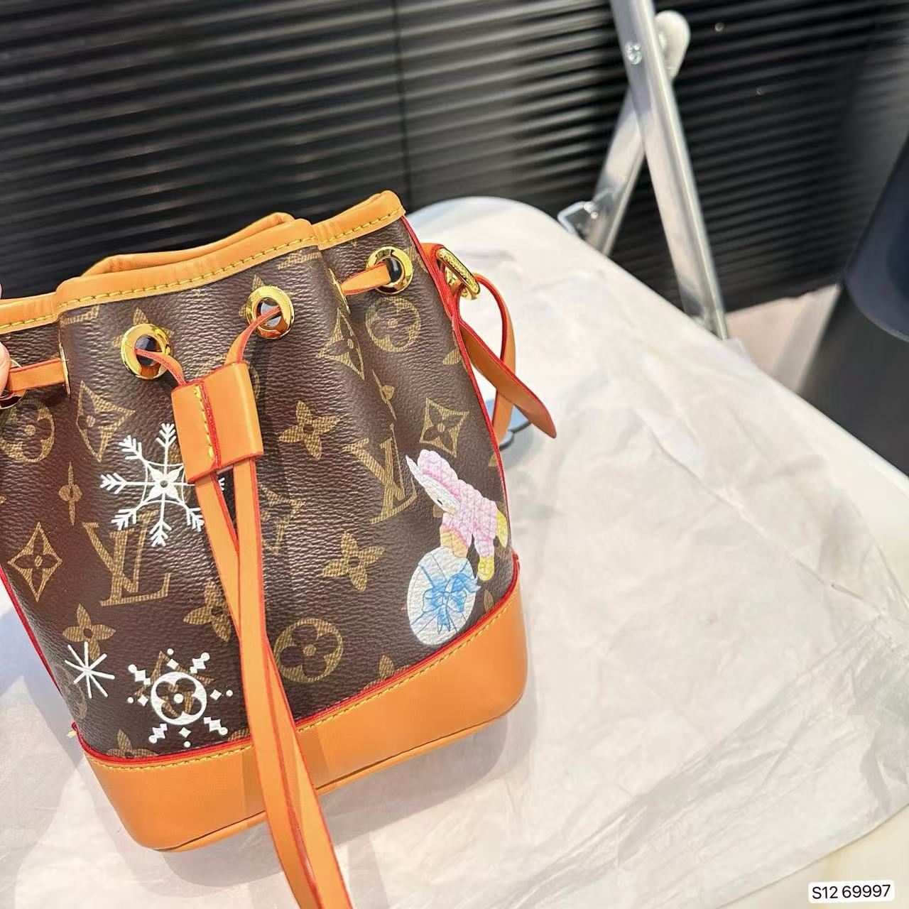 LV 老眼 スノーフレーク バケット バッグ【50％割引+送料無料】