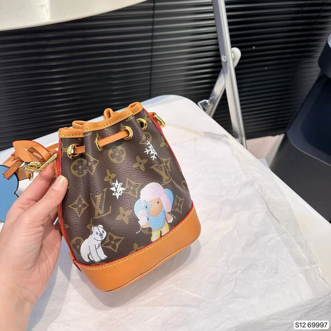 LV 老眼 スノーフレーク バケット バッグ【50％割引+送料無料】