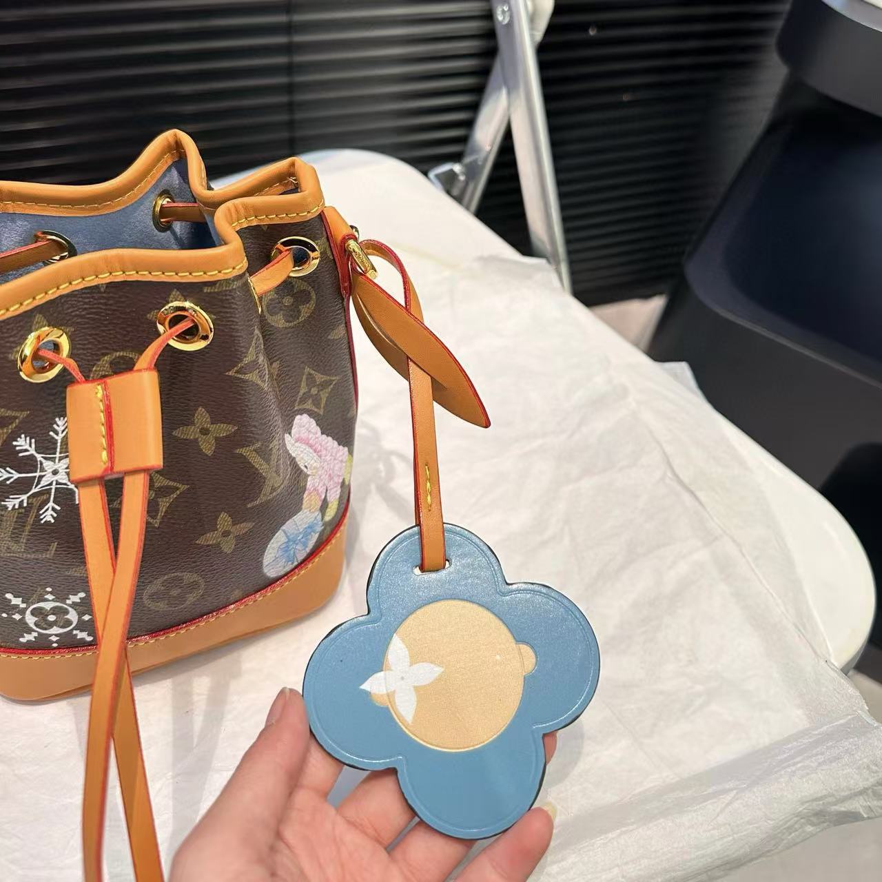 LV 老眼 スノーフレーク バケット バッグ【50％割引+送料無料】