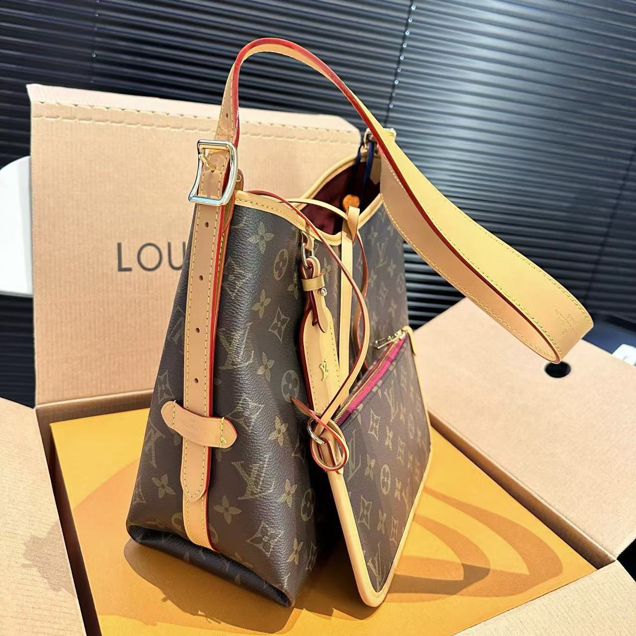 LV老眼用ショルダーバッグ【50％割引+送料無料】