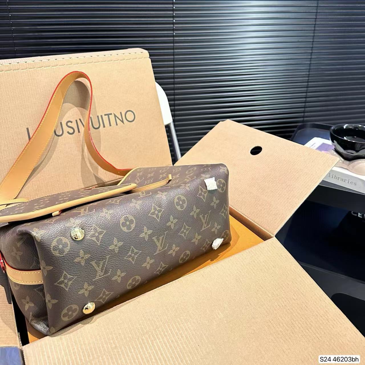 LV老眼用ショルダーバッグ【50％割引+送料無料】