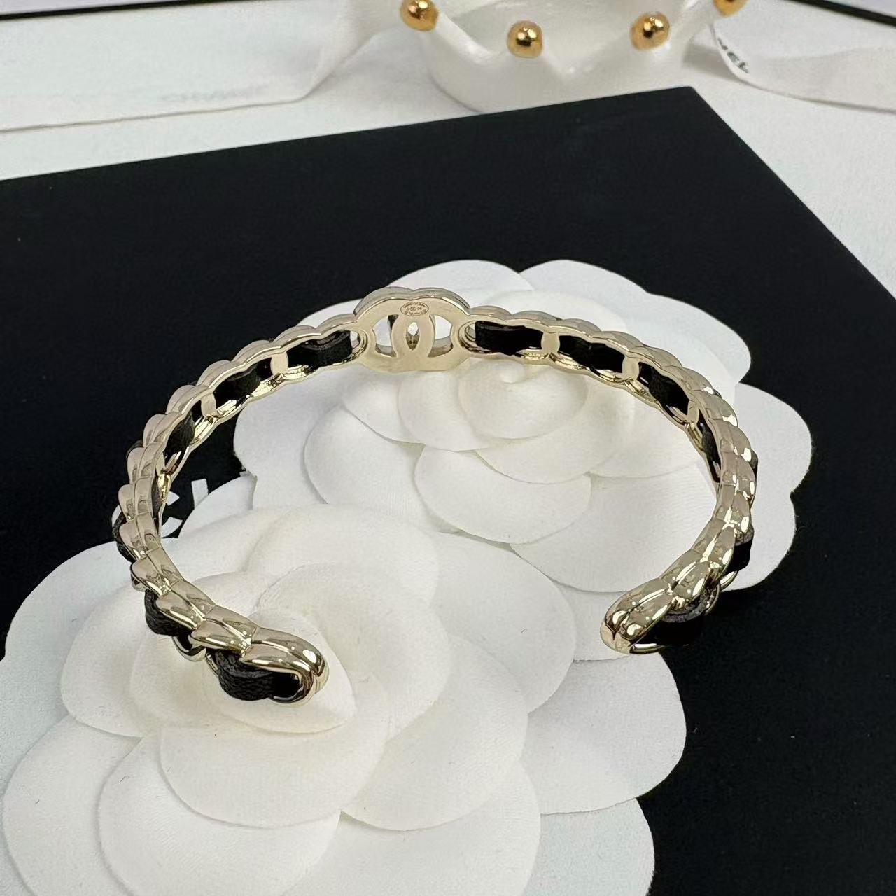 CHANE1 ライトゴールド クラシック レザー オープン ブレスレット【50％割引+送料無料】