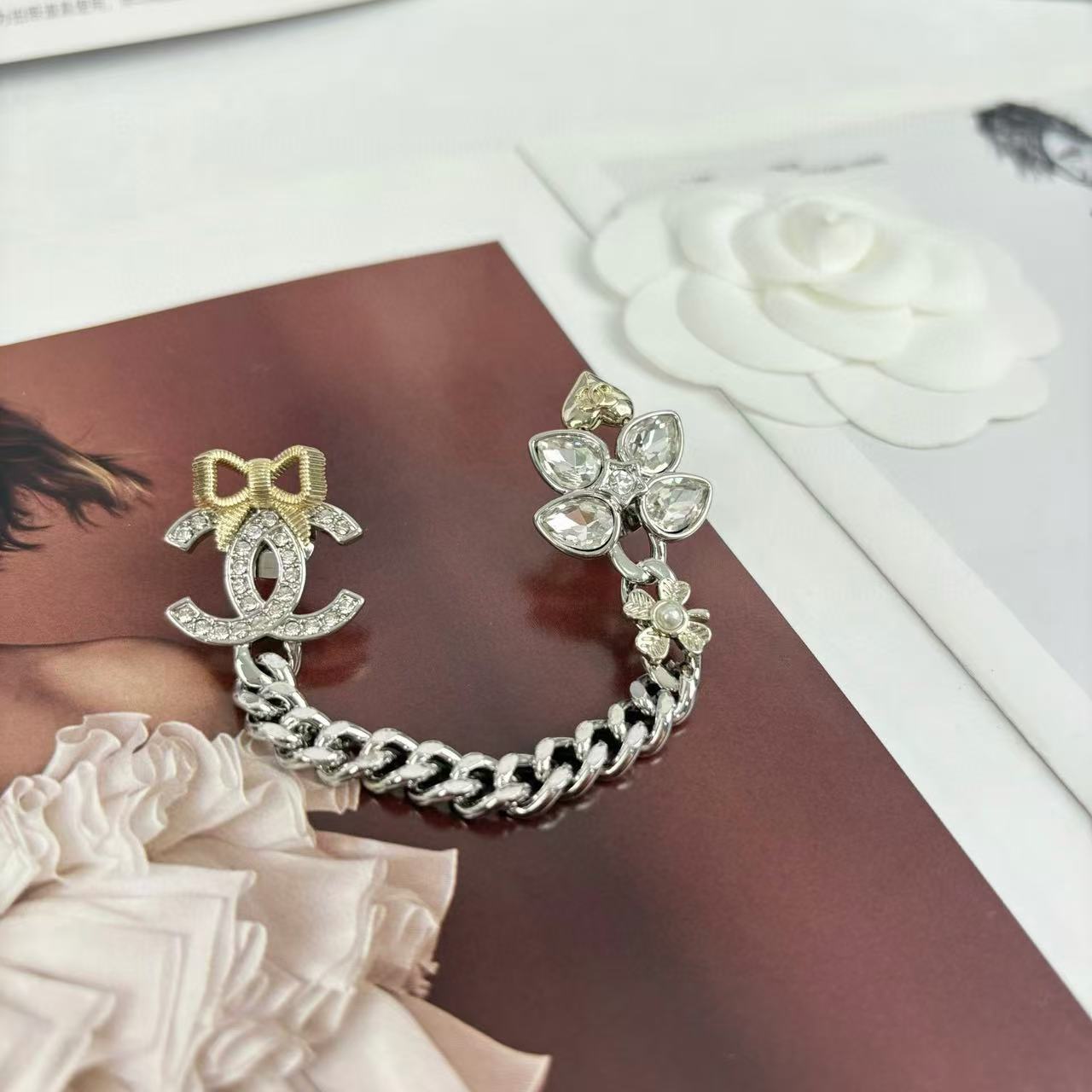 CHANE1 ボウ ダブルC チェーン ダイヤモンド ブローチ【50％割引+送料無料】