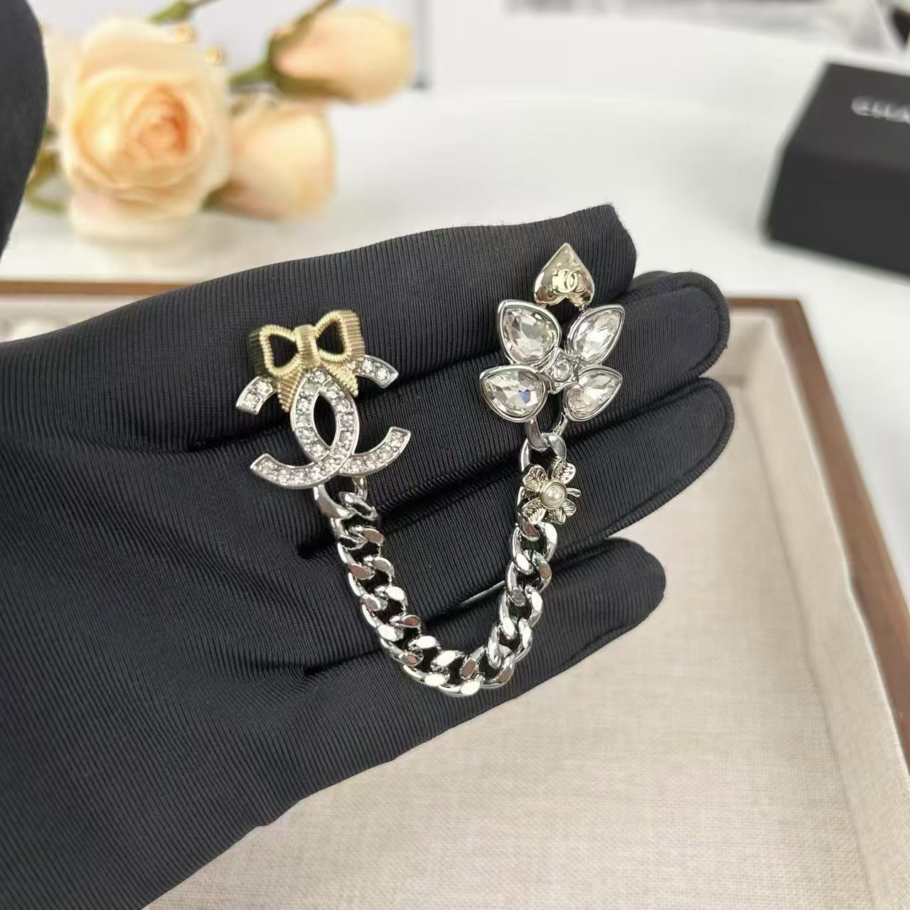 CHANE1 ボウ ダブルC チェーン ダイヤモンド ブローチ【50％割引+送料無料】