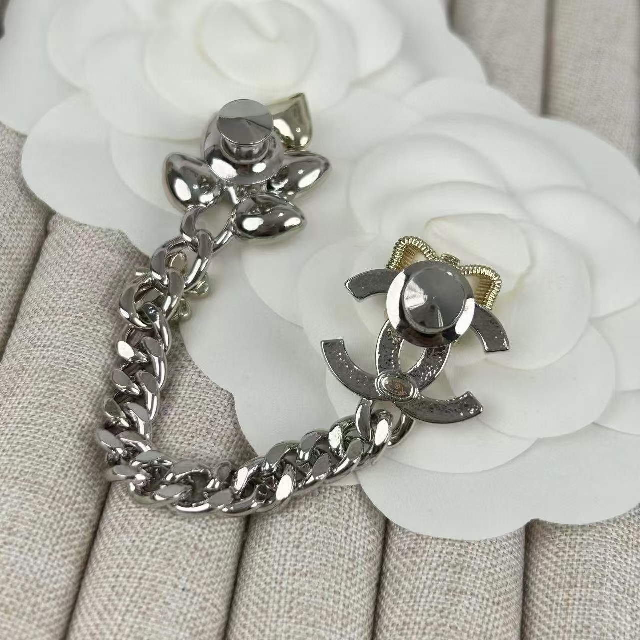 CHANE1 ボウ ダブルC チェーン ダイヤモンド ブローチ【50％割引+送料無料】