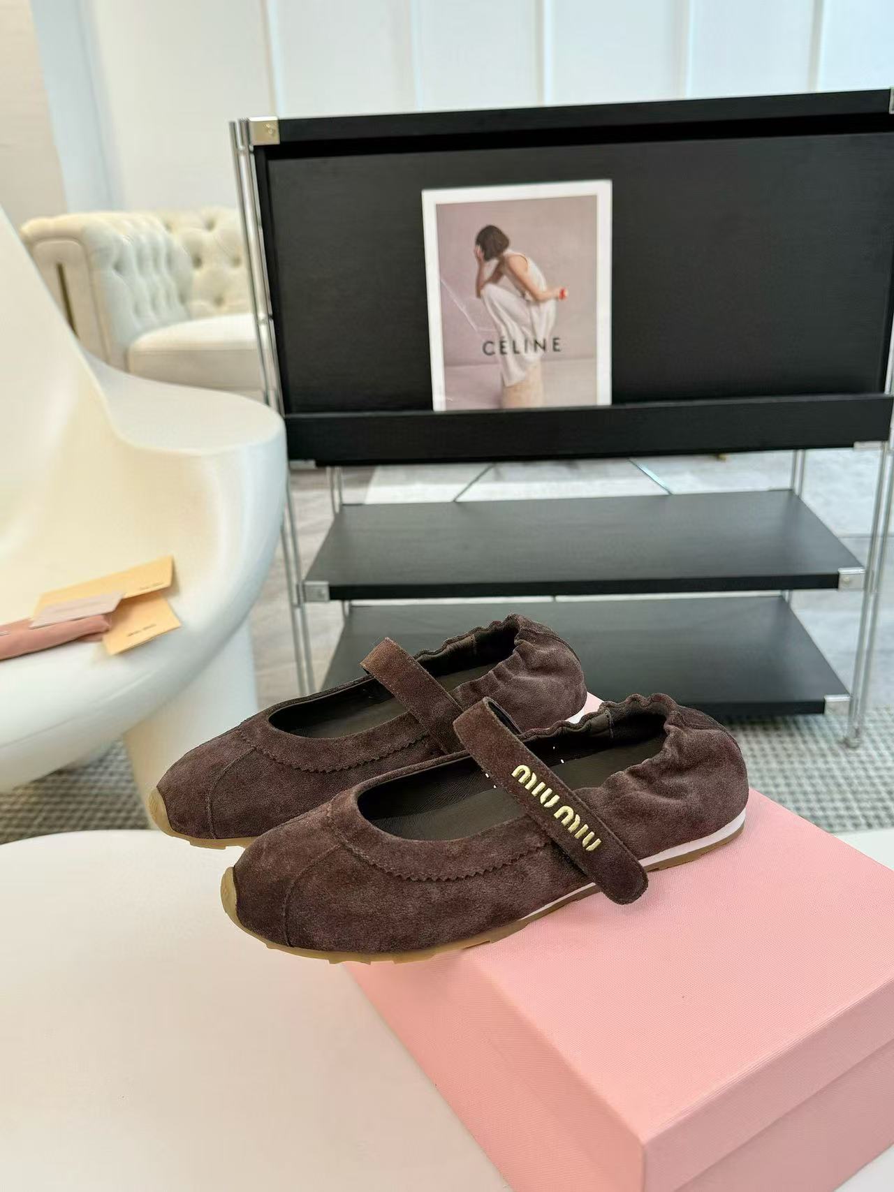 M1UM1U フロスト牛革ローファー【50％割引+送料無料】