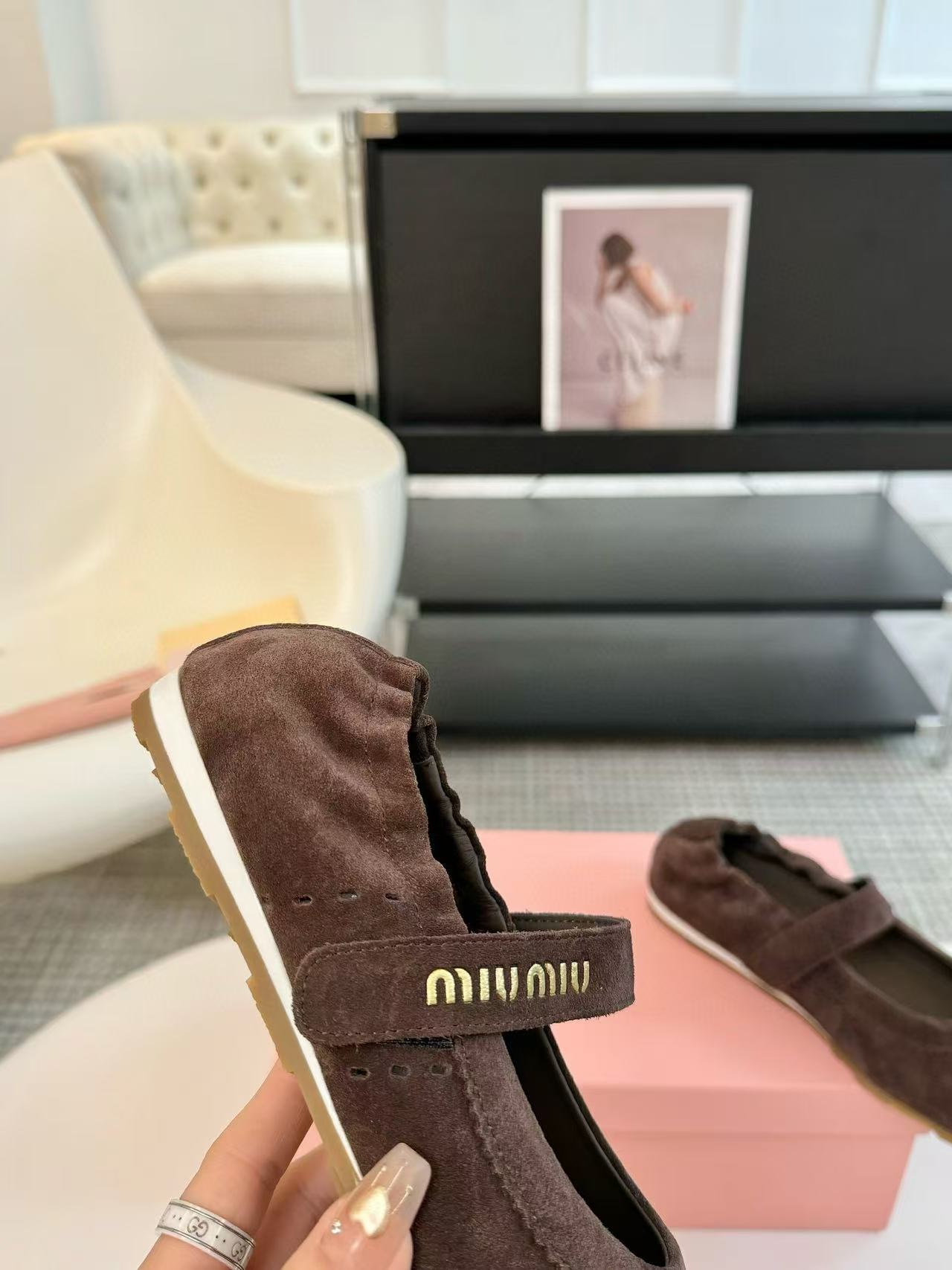 M1UM1U フロスト牛革ローファー【50％割引+送料無料】