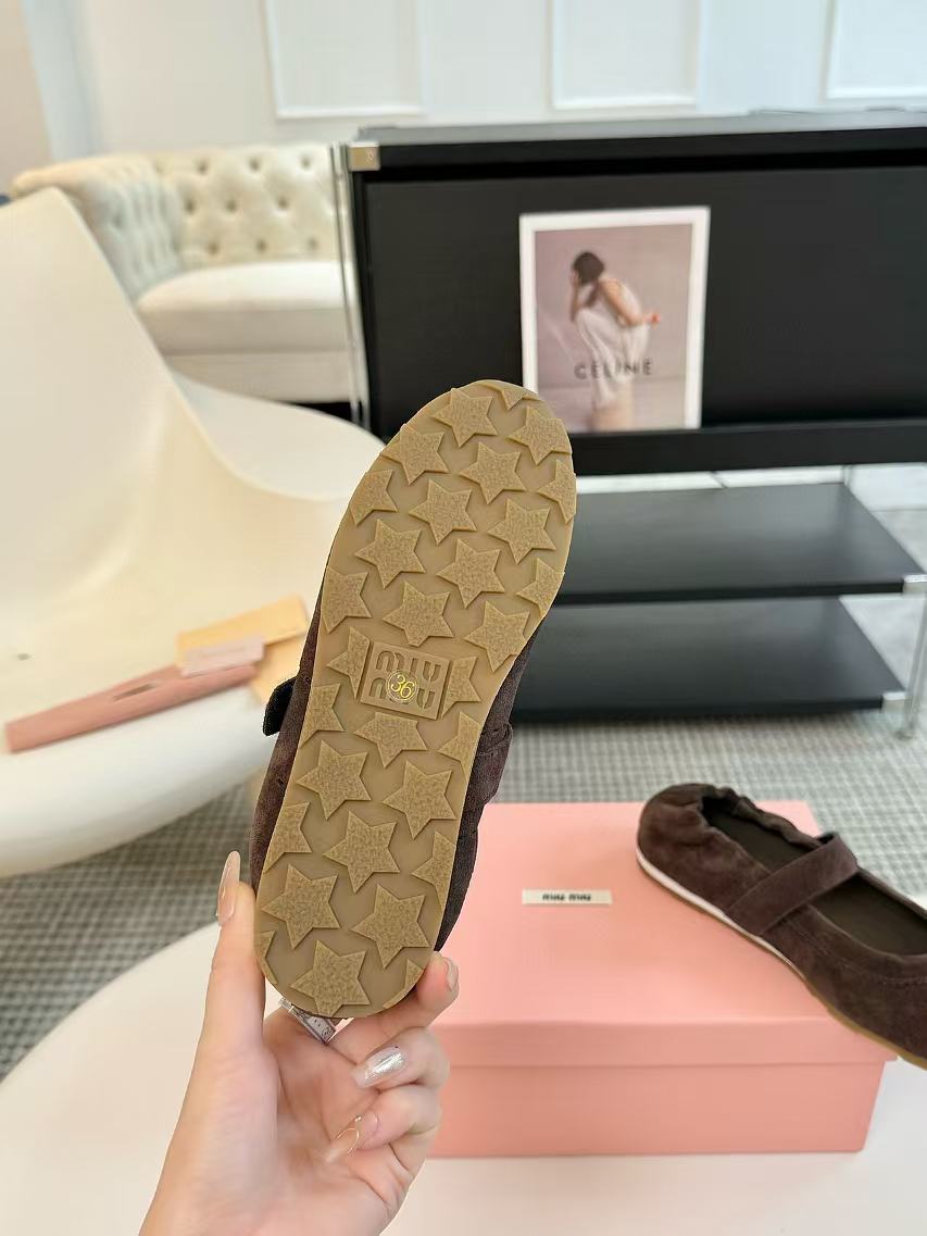 M1UM1U フロスト牛革ローファー【50％割引+送料無料】