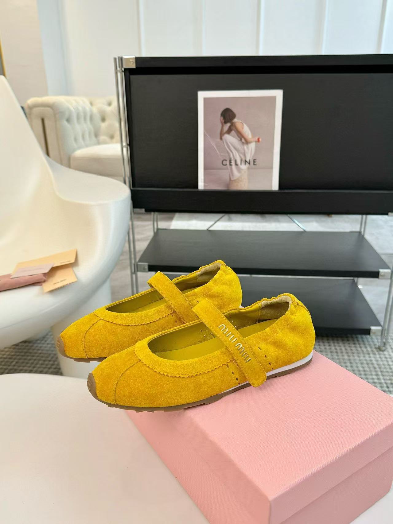 M1UM1U フロスト牛革ローファー【50％割引+送料無料】