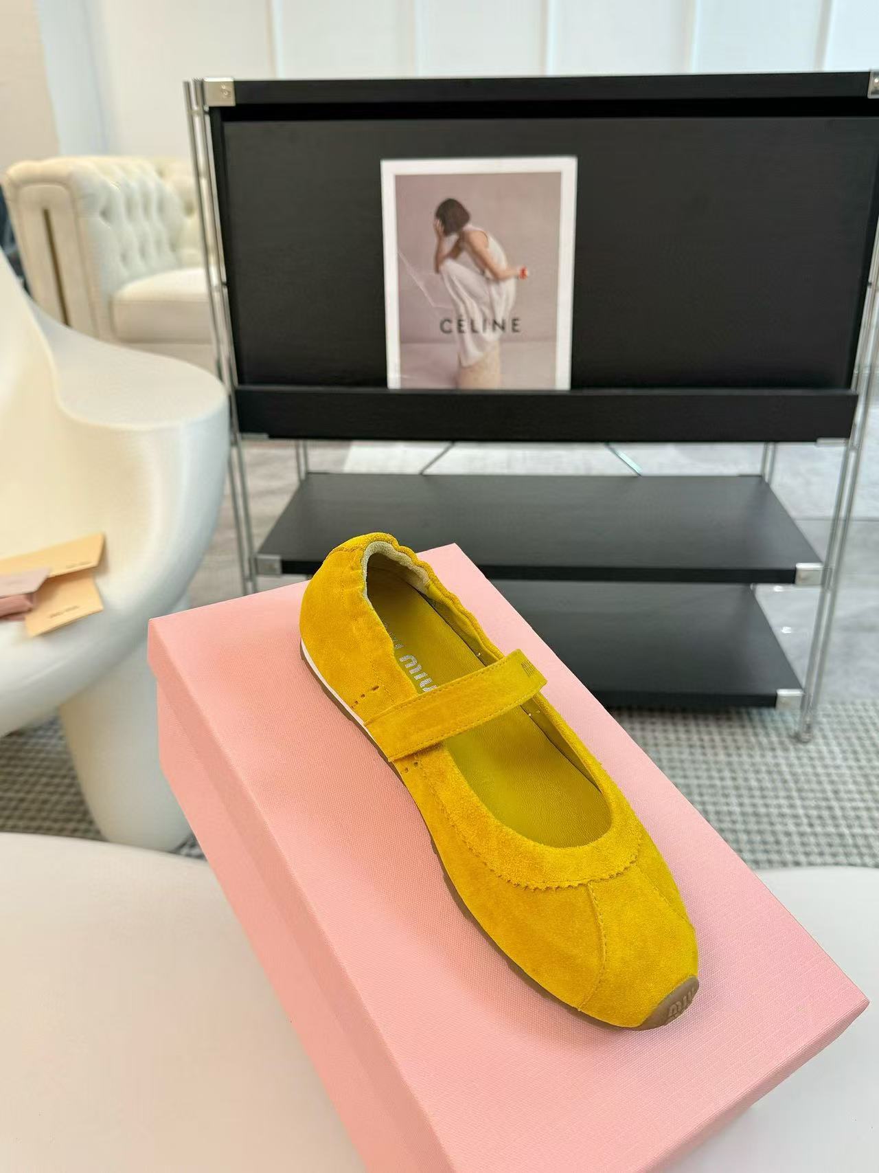 M1UM1U フロスト牛革ローファー【50％割引+送料無料】