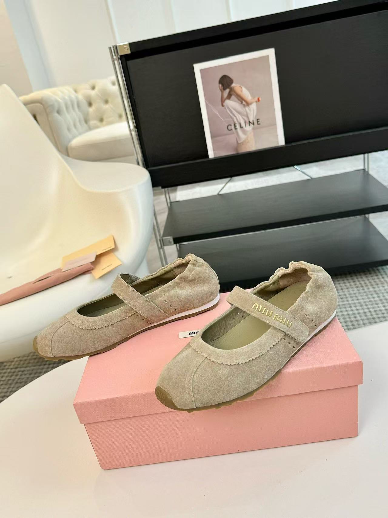 M1UM1U フロスト牛革ローファー【50％割引+送料無料】