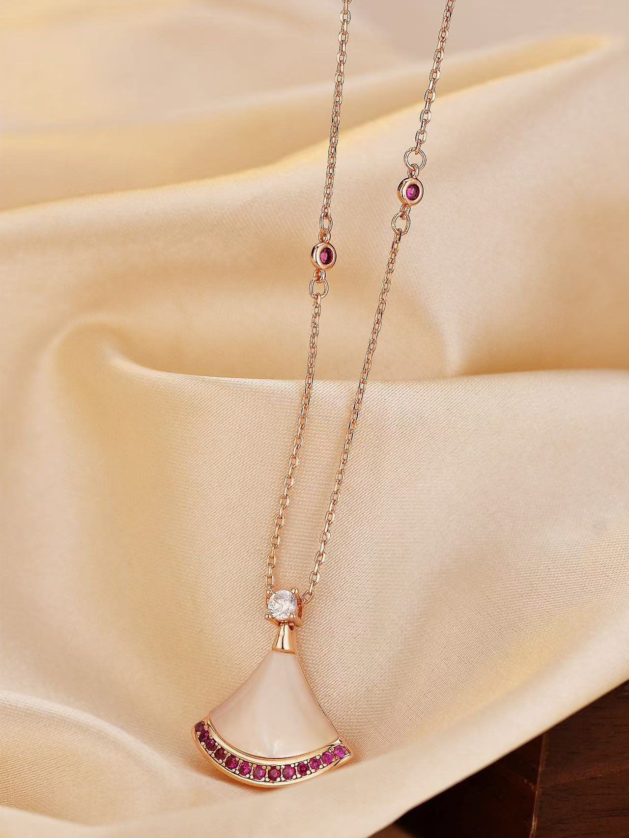 BVLGAR1 ルビー ホワイト マザーオブパール ダイヤモンド ファン ネックレス【50％割引+送料無料】