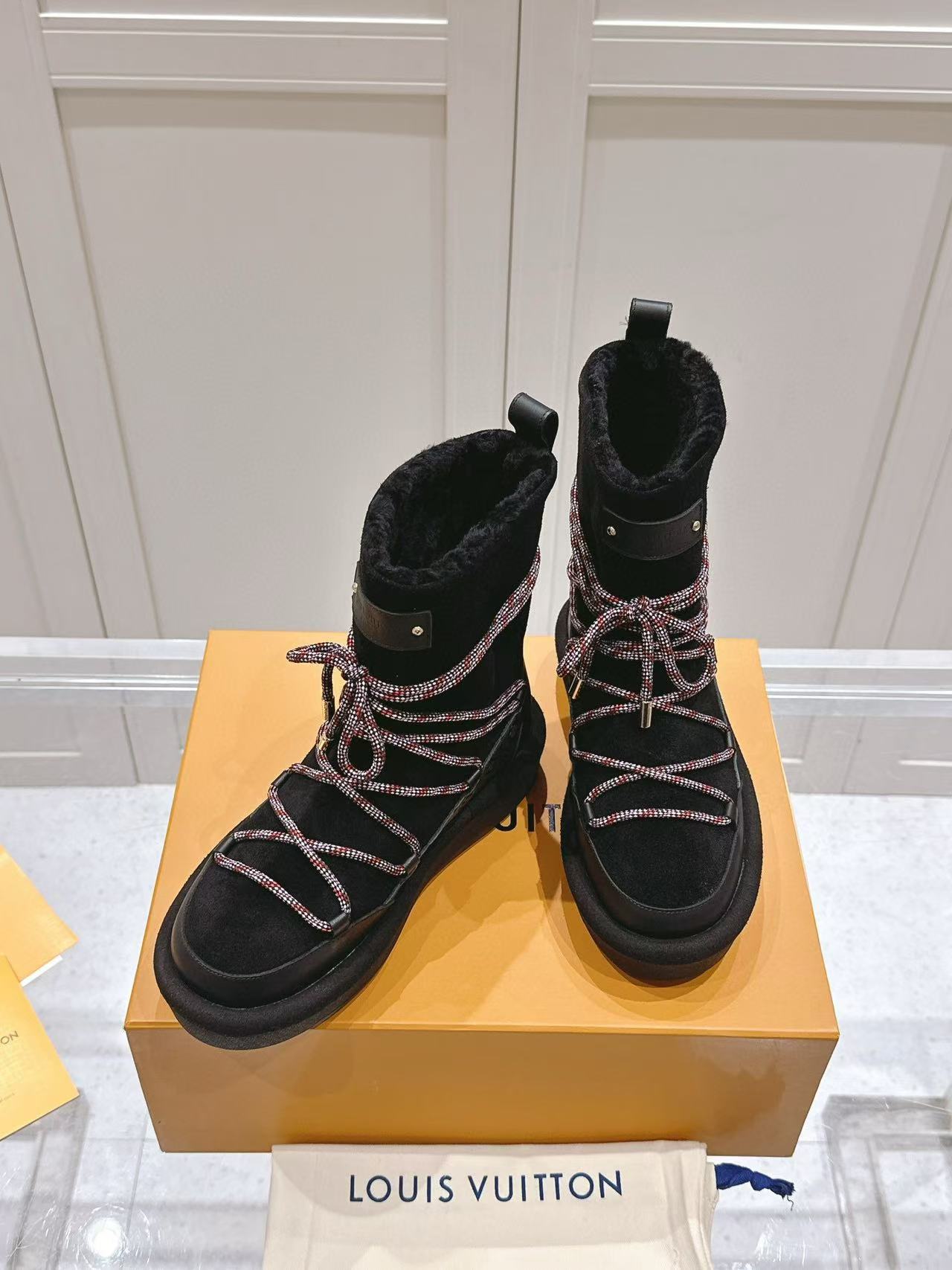 LV高品質リアルウール レースアップ スノーブーツ【50％割引+送料無料】