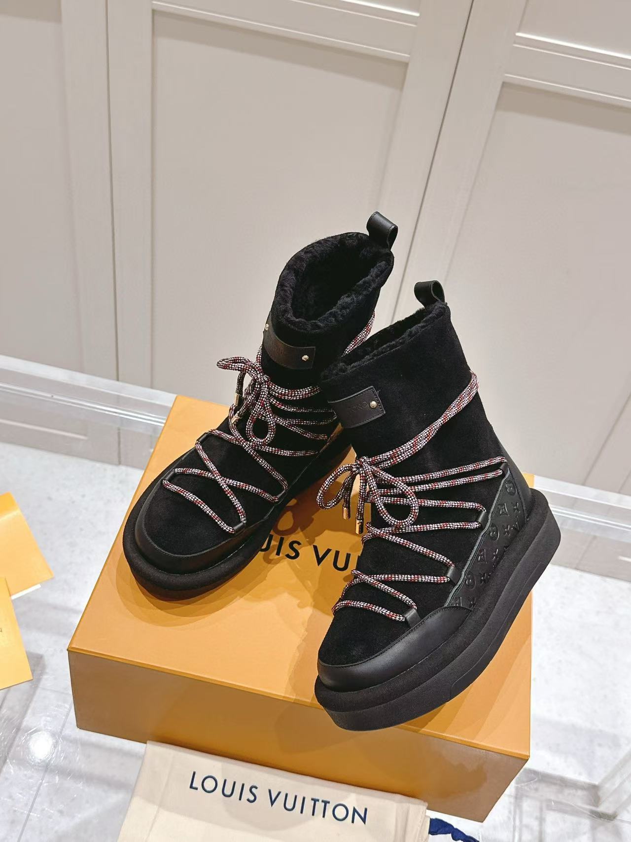 LV高品質リアルウール レースアップ スノーブーツ【50％割引+送料無料】
