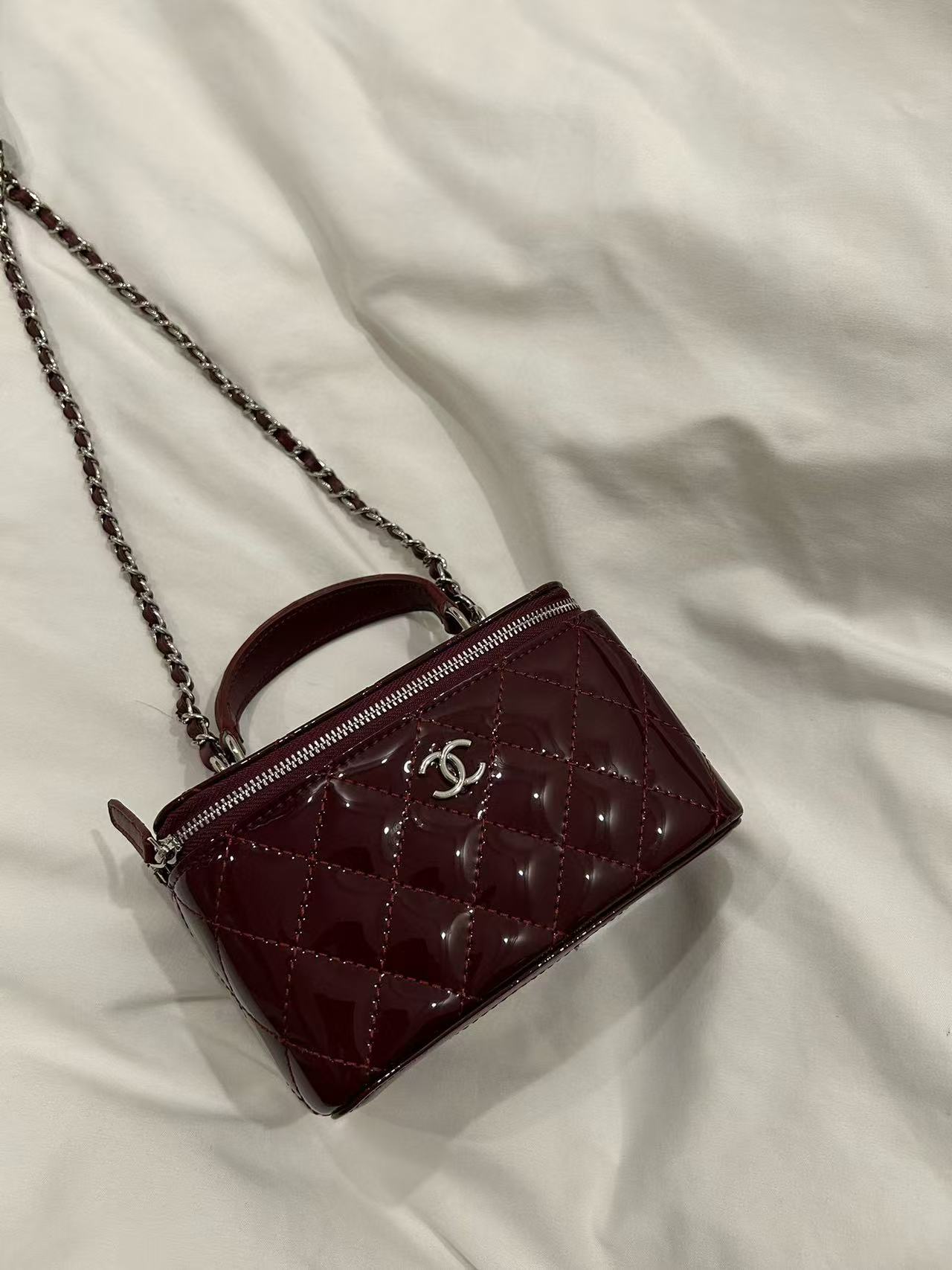 CHANE1 パテントレザー ハンドチェーンバッグ【50％割引+送料無料】